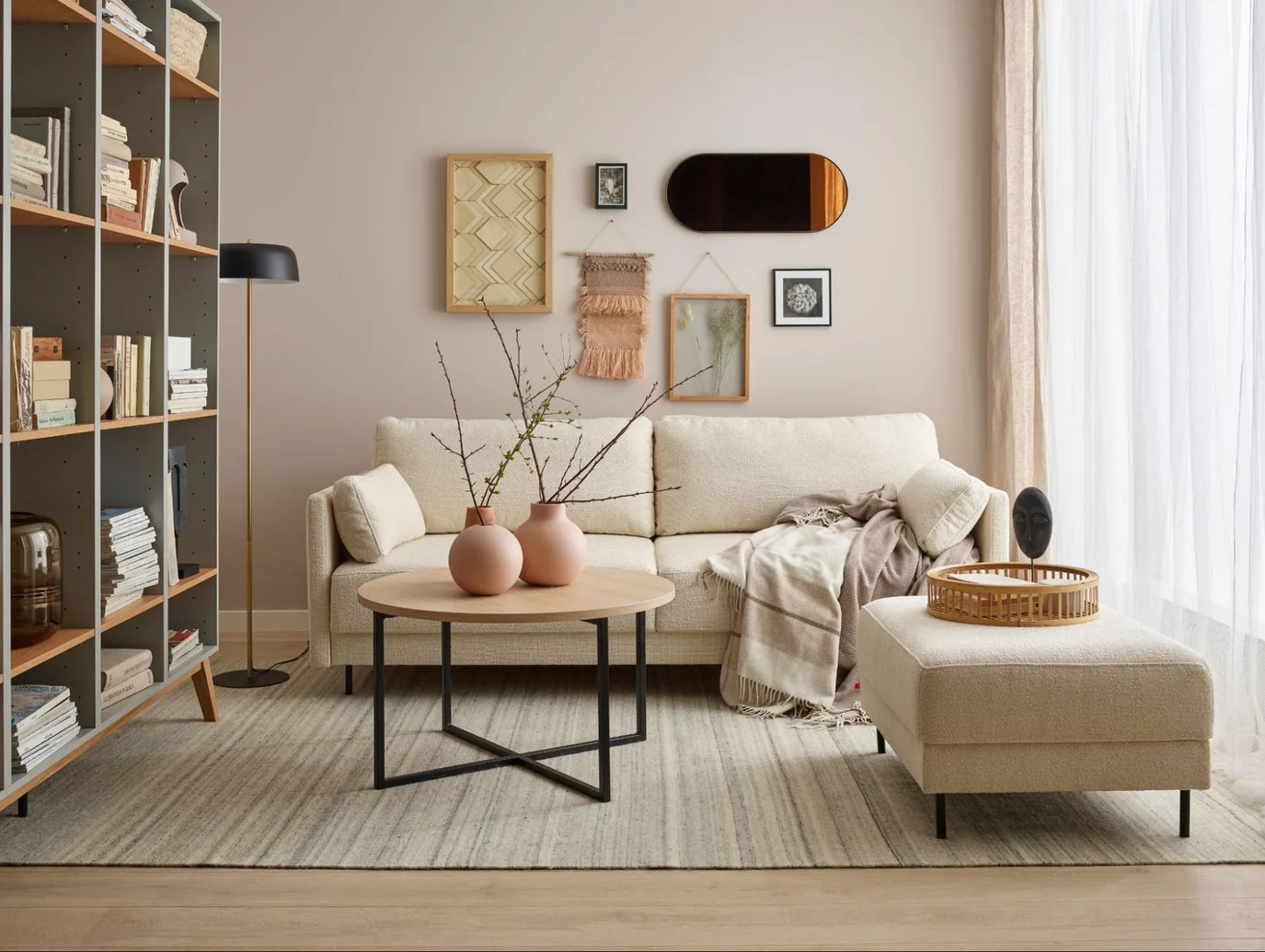 jasny, nowoczesny salon z eleganckimi ozdobami